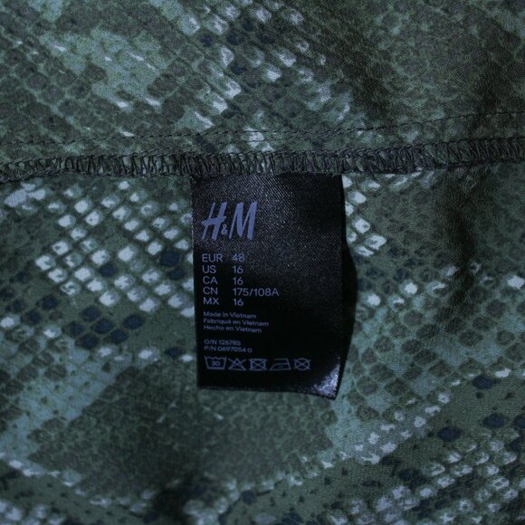 H&M Blouse Womens Size 16 Green Long Sleeve Button Up Snake Animal Print Career - Picture 5 of 6